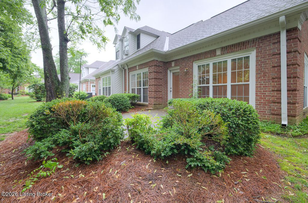 Photo of 5939 Ashwood Bluff Dr, Louisville, KY 40207 (MLS # 1715946)