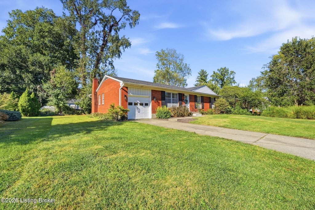 Photo of 316 Castleview Dr, Louisville, KY 40207 (MLS # 1731402)