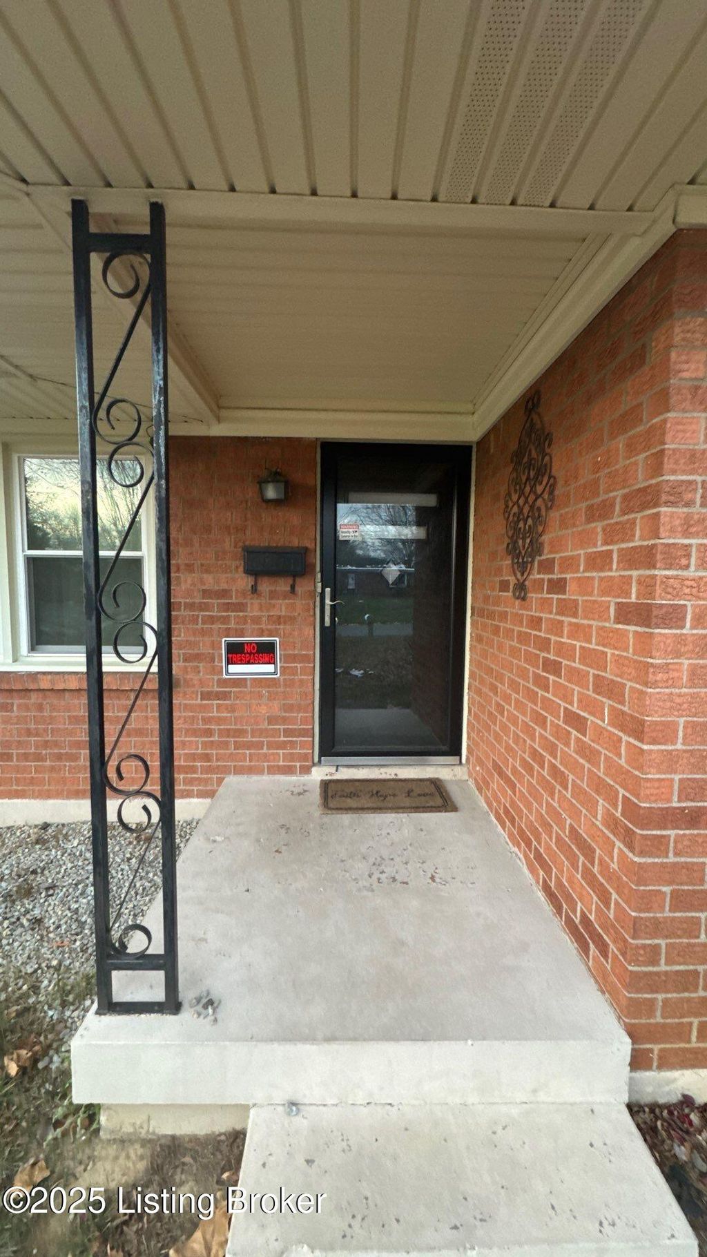 Photo of 6001 Applegate Ln, Louisville, KY 40219 (MLS # 1704962)