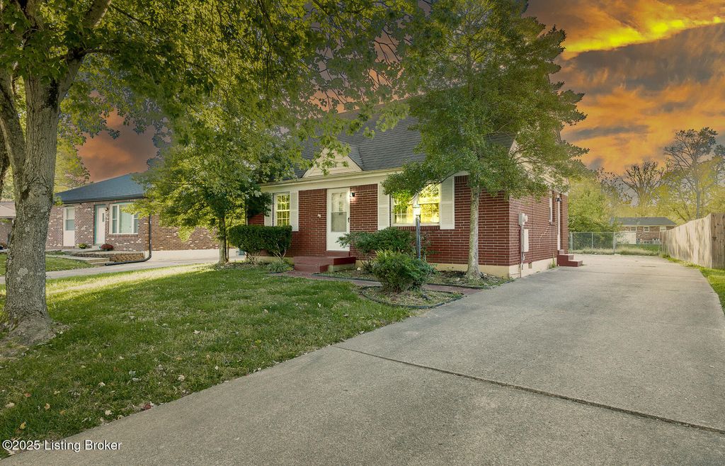 Photo of 2506 Tavistock Ct, Louisville, KY 40272 (MLS # 1704466)