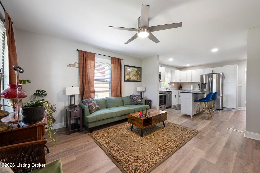 Photo of 5214 Valley Station Rd, Louisville, KY 40272 (MLS # 1718824)