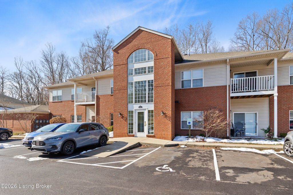 Photo of 9106 Hawthorne Pointe Dr #UNIT 102, Louisville, KY 40272 (MLS # 1708972)
