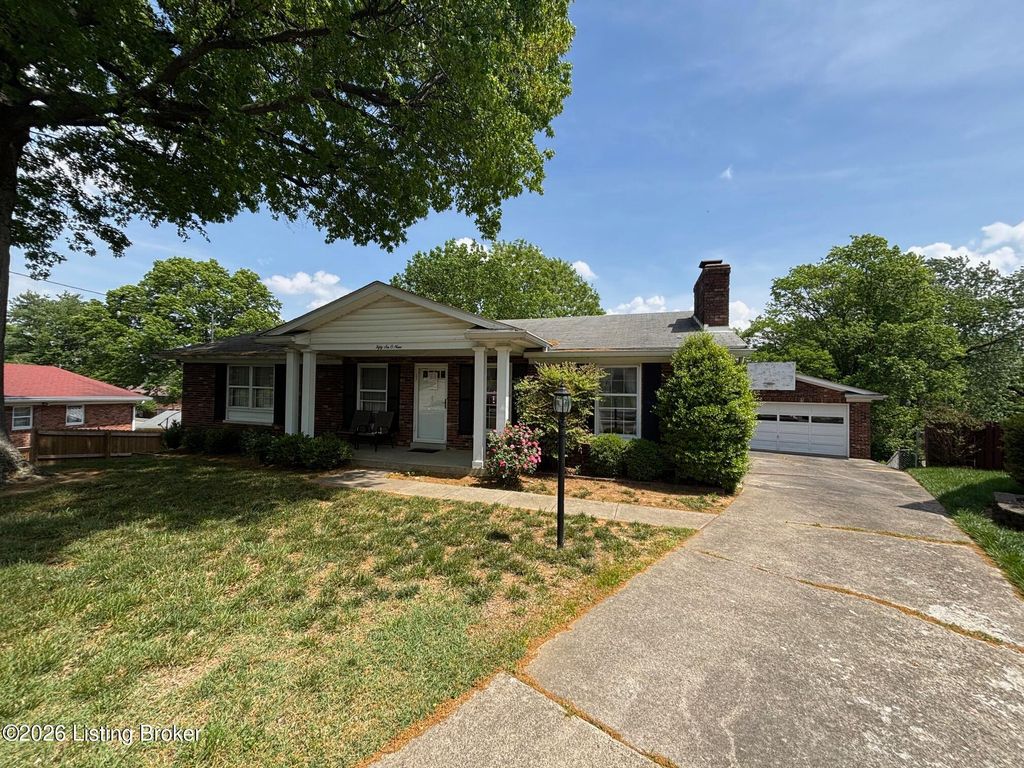 Photo of 5609 Tall Oaks Ct, Louisville, KY 40214 (MLS # 1715969)