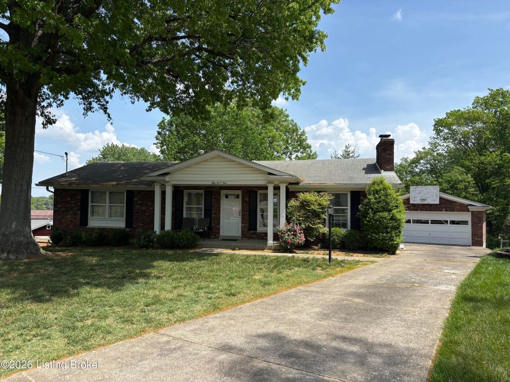 Photo of 5609 Tall Oaks Ct, Louisville, KY 40214 (MLS # 1715969)