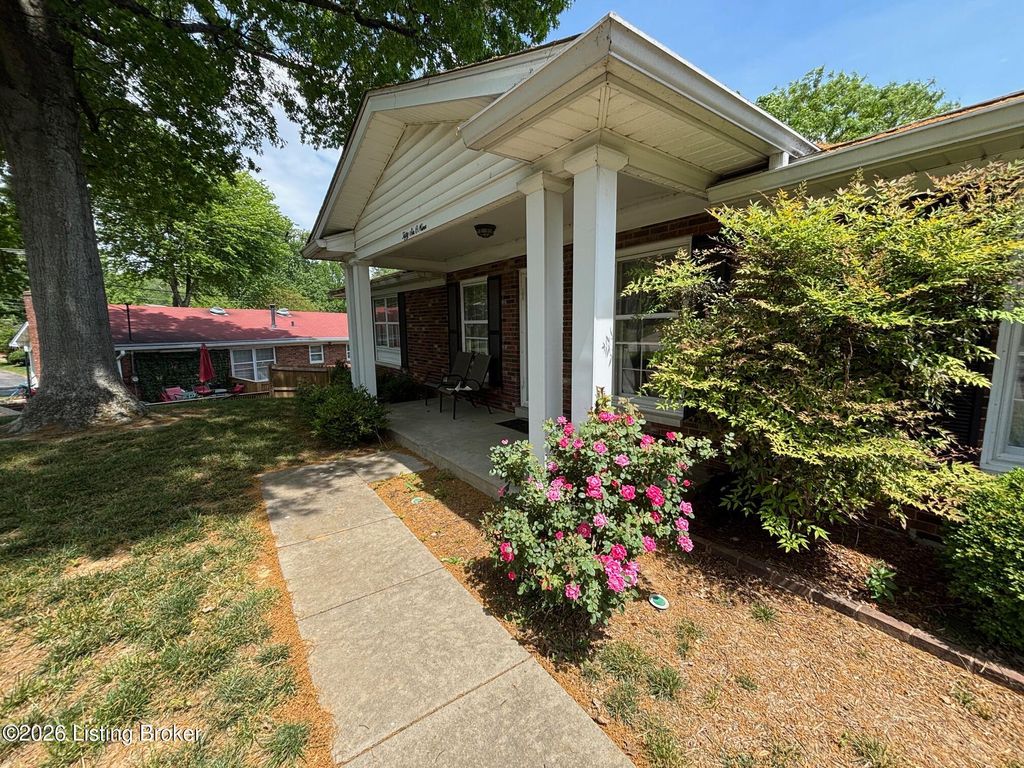 Photo of 5609 Tall Oaks Ct, Louisville, KY 40214 (MLS # 1715969)