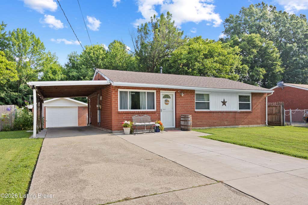 Photo of 725 Glengarry Dr, Fairdale, KY 40118 (MLS # 1724048)
