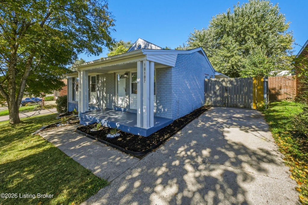 Photo of 10107 McNeely Lake Dr, Louisville, KY 40229 (MLS # 1731195)
