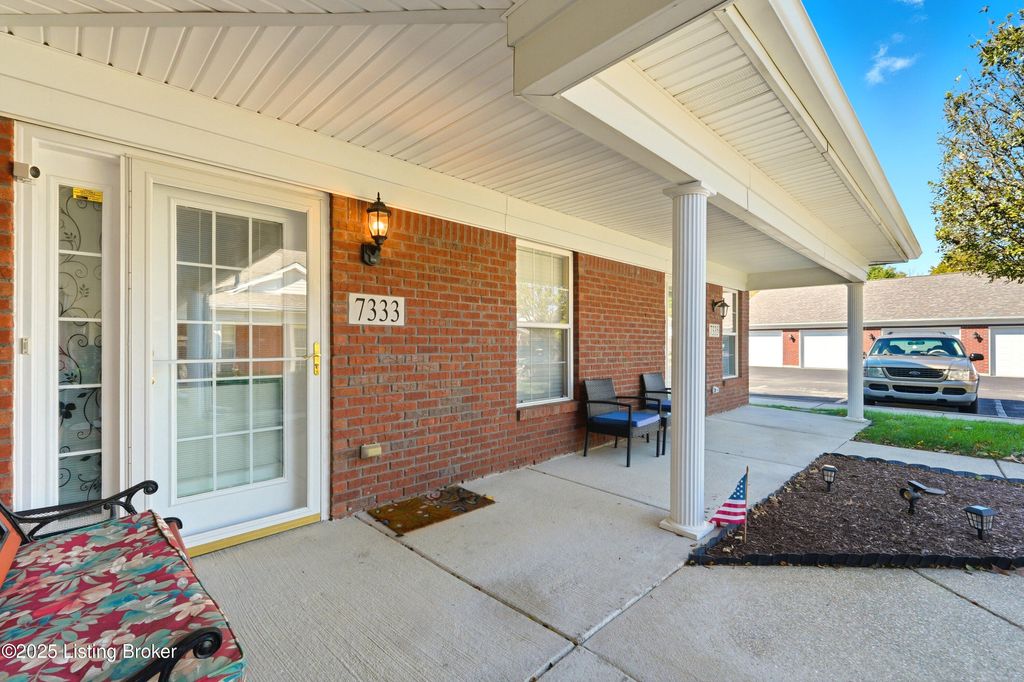 Photo of 7333 Fox Hollow Way, Louisville, KY 40228 (MLS # 1701620)