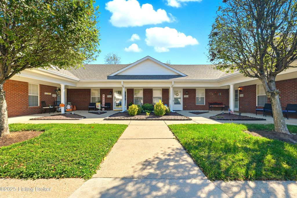 Photo of 7333 Fox Hollow Way, Louisville, KY 40228 (MLS # 1701620)