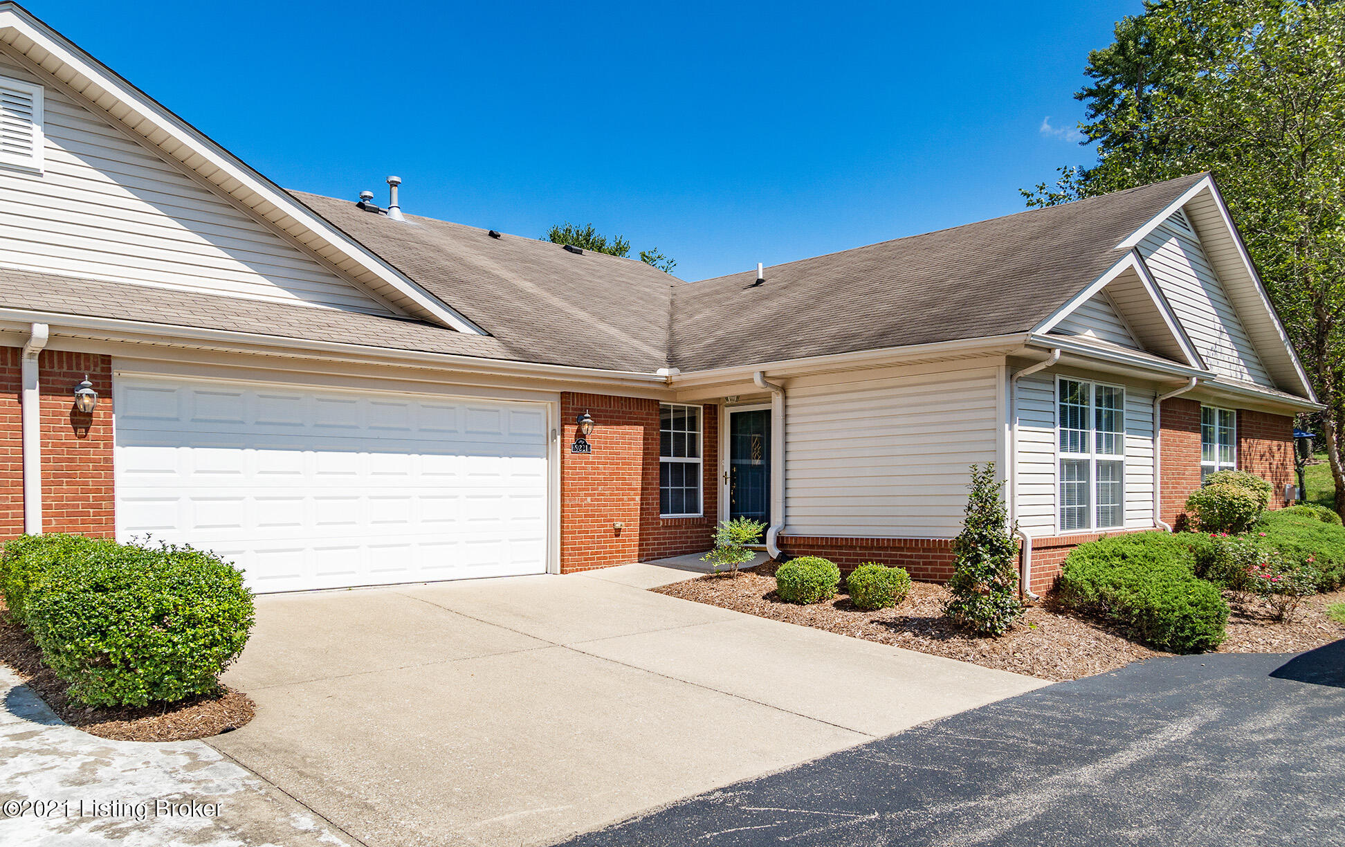 Photo 1 of 45 — 9221 Hawthorne Pointe Dr, Louisville, KY 40272