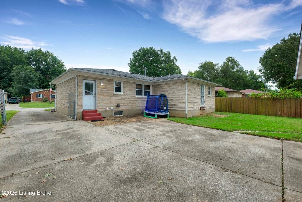 Photo of 3102 Flair Knoll Dr, Louisville, KY 40216 (MLS # 1730081)