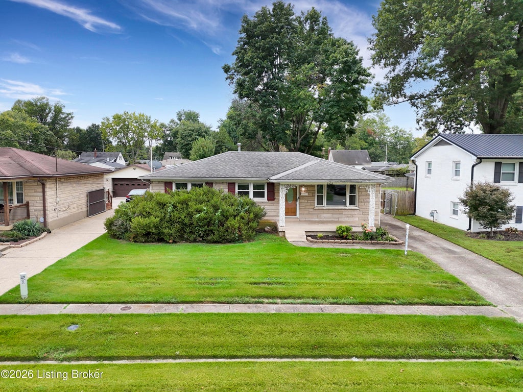Photo of 3102 Flair Knoll Dr, Louisville, KY 40216 (MLS # 1730081)