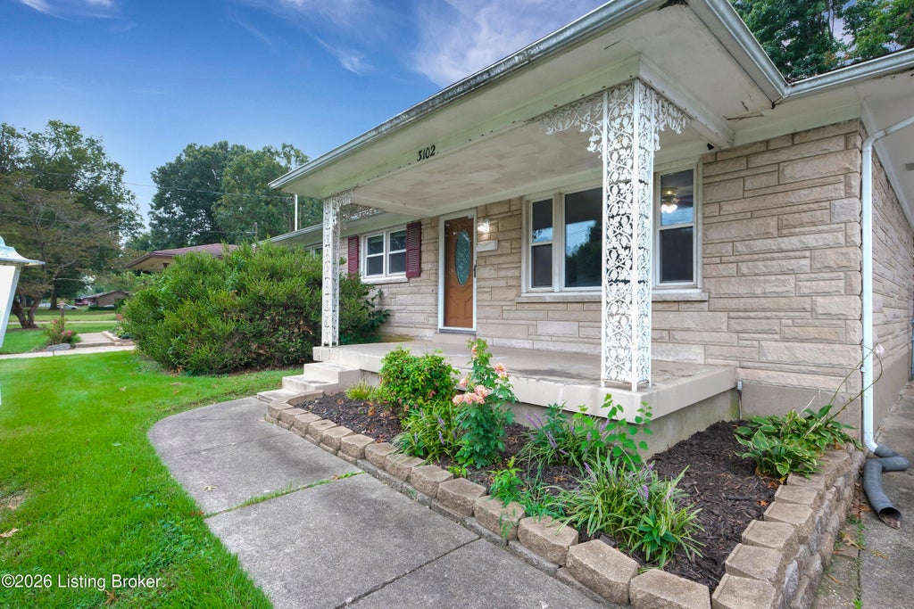 Photo of 3102 Flair Knoll Dr, Louisville, KY 40216 (MLS # 1730081)