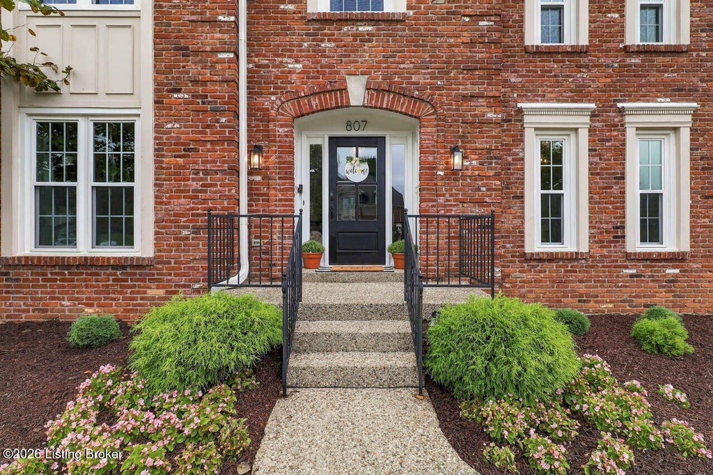 Photo of 807 Foxfire Dr, Louisville, KY 40223 (MLS # 1730091)