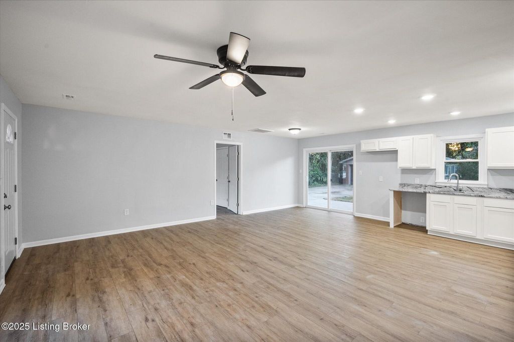 Photo of 4321 Dohn Ave, Louisville, KY 40216 (MLS # 1701596)