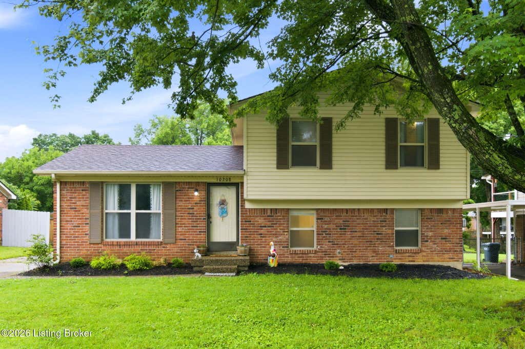 Photo of 10208 El Ventoso Ct, Louisville, KY 40291 (MLS # 1720016)