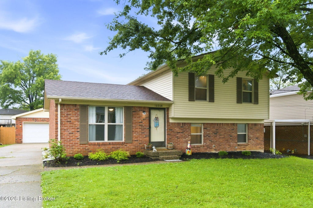 Photo of 10208 El Ventoso Ct, Louisville, KY 40291 (MLS # 1720016)
