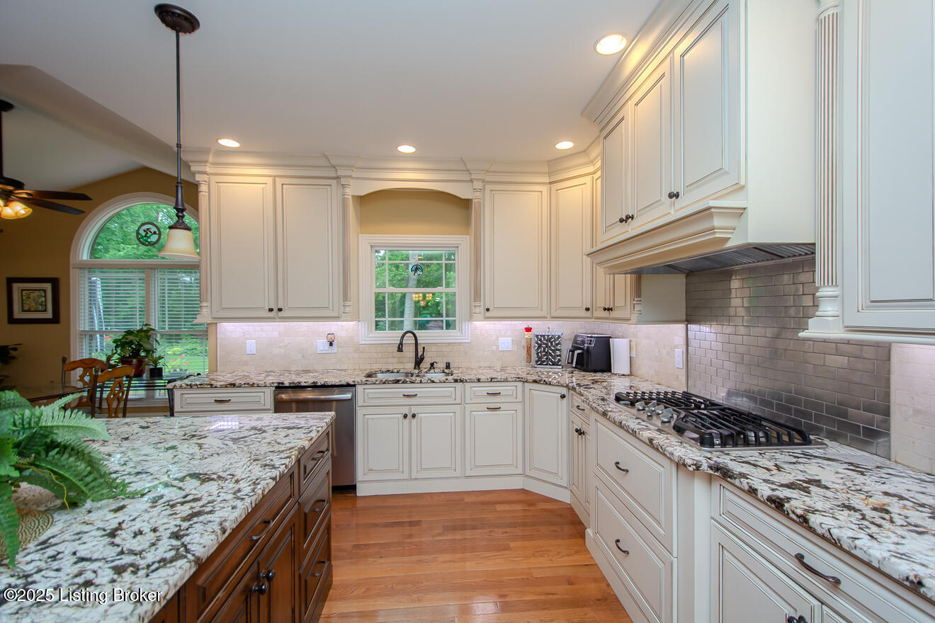 9200 Axminster Dr, Louisville, Kentucky image 27