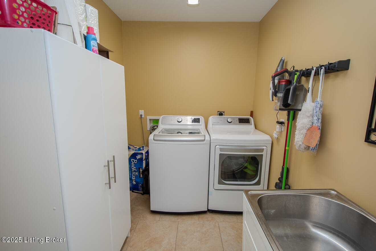 9200 Axminster Dr, Louisville, Kentucky image 32