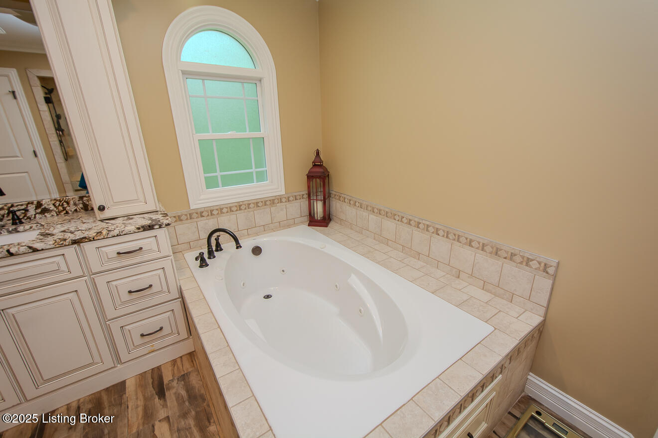 9200 Axminster Dr, Louisville, Kentucky image 46