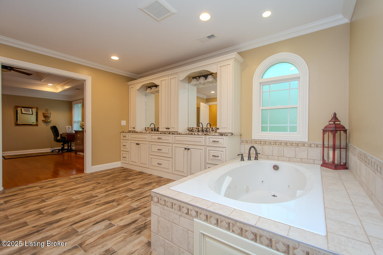 9200 Axminster Dr, Louisville, Kentucky image 43