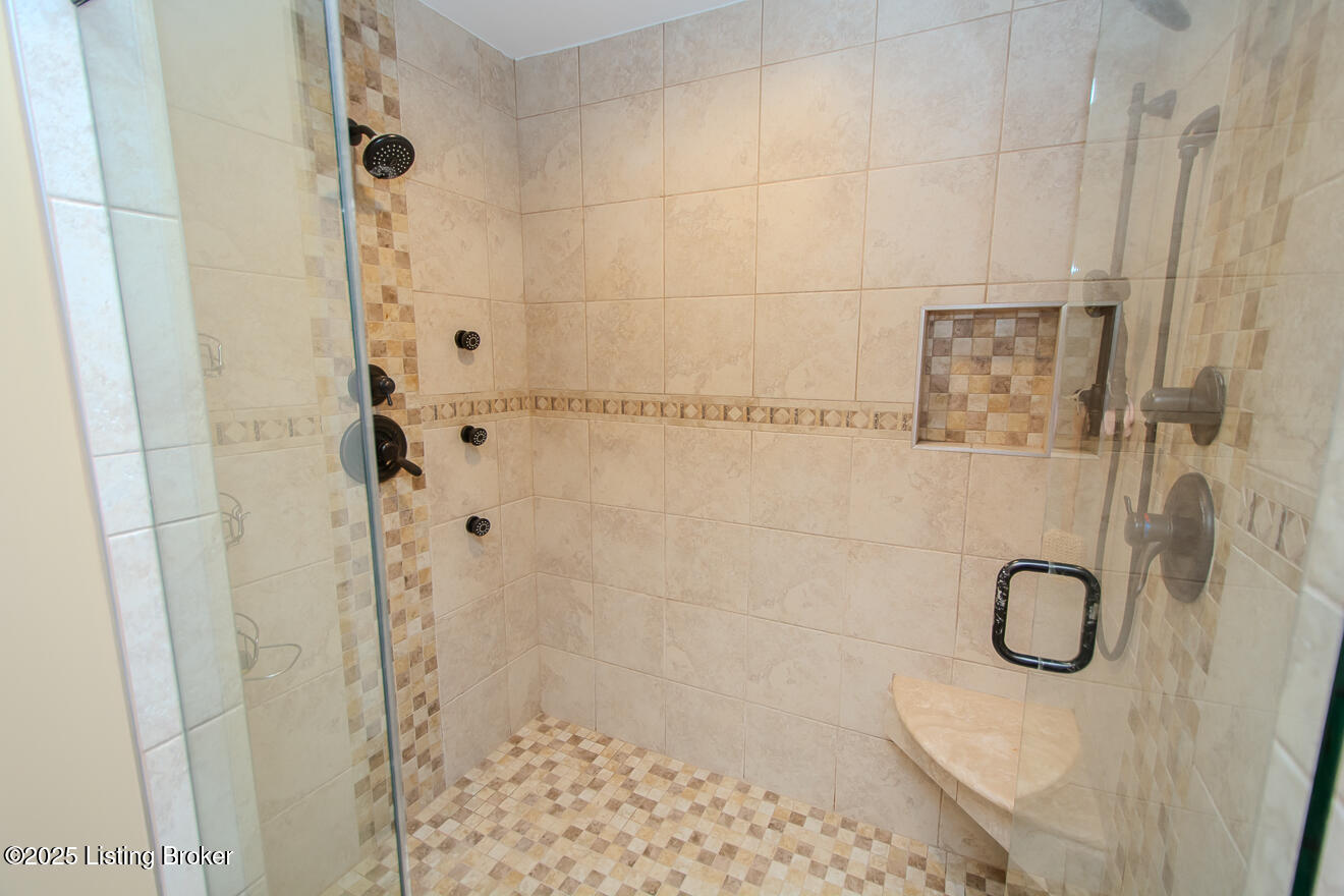9200 Axminster Dr, Louisville, Kentucky image 45