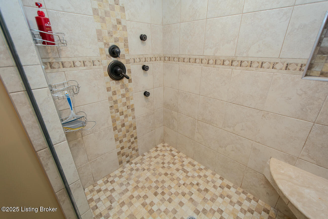 9200 Axminster Dr, Louisville, Kentucky image 44