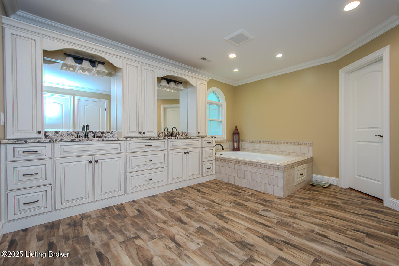 9200 Axminster Dr, Louisville, Kentucky image 48