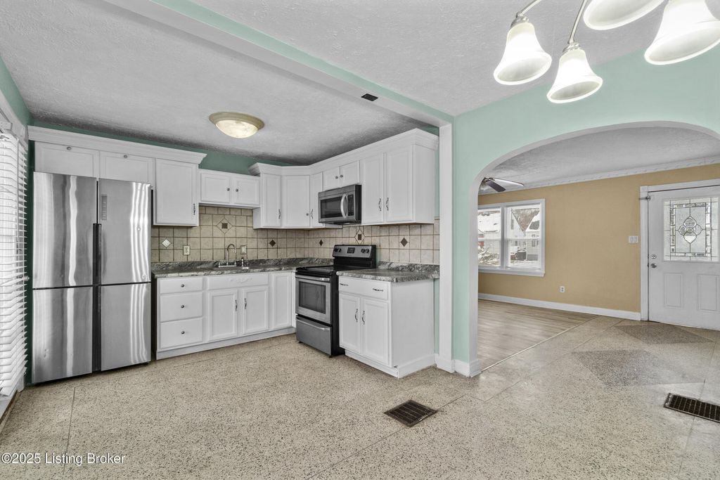 Photo of 213 Rochester Dr, Louisville, KY 40214 (MLS # 1704850)