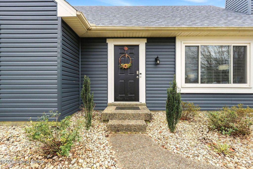 Photo of 10100 Settlers Crest Ln, Louisville, KY 40299 (MLS # 1704356)