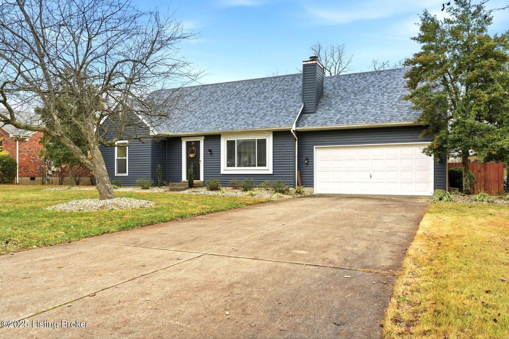 Photo of 10100 Settlers Crest Ln, Louisville, KY 40299 (MLS # 1704356)