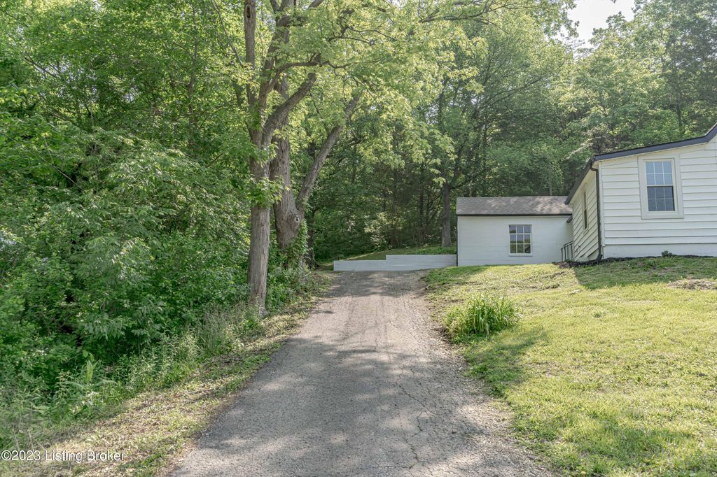 Photo of 1886 S Bardstown Rd, Mt Washington, KY 40047 (MLS # 1712952)