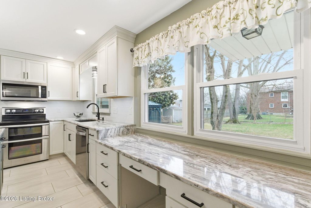 Photo of 815 Vannah Ave, Louisville, KY 40223 (MLS # 1710009)