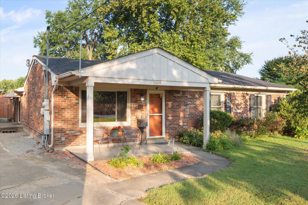 Photo of 5604 Leemont Ct, Louisville, KY 40272 (MLS # 1731677)