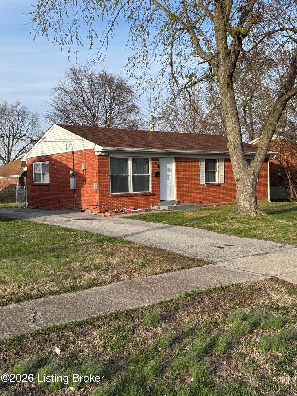 Photo of 3305 Chinquapin Ln, Louisville, KY 40219 (MLS # 1712086)