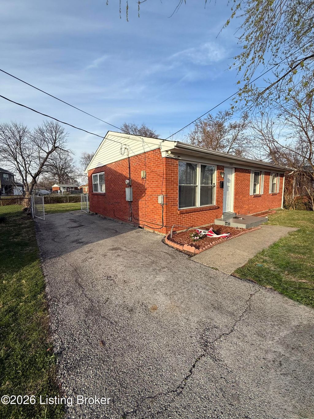 Photo of 3305 Chinquapin Ln, Louisville, KY 40219 (MLS # 1712086)