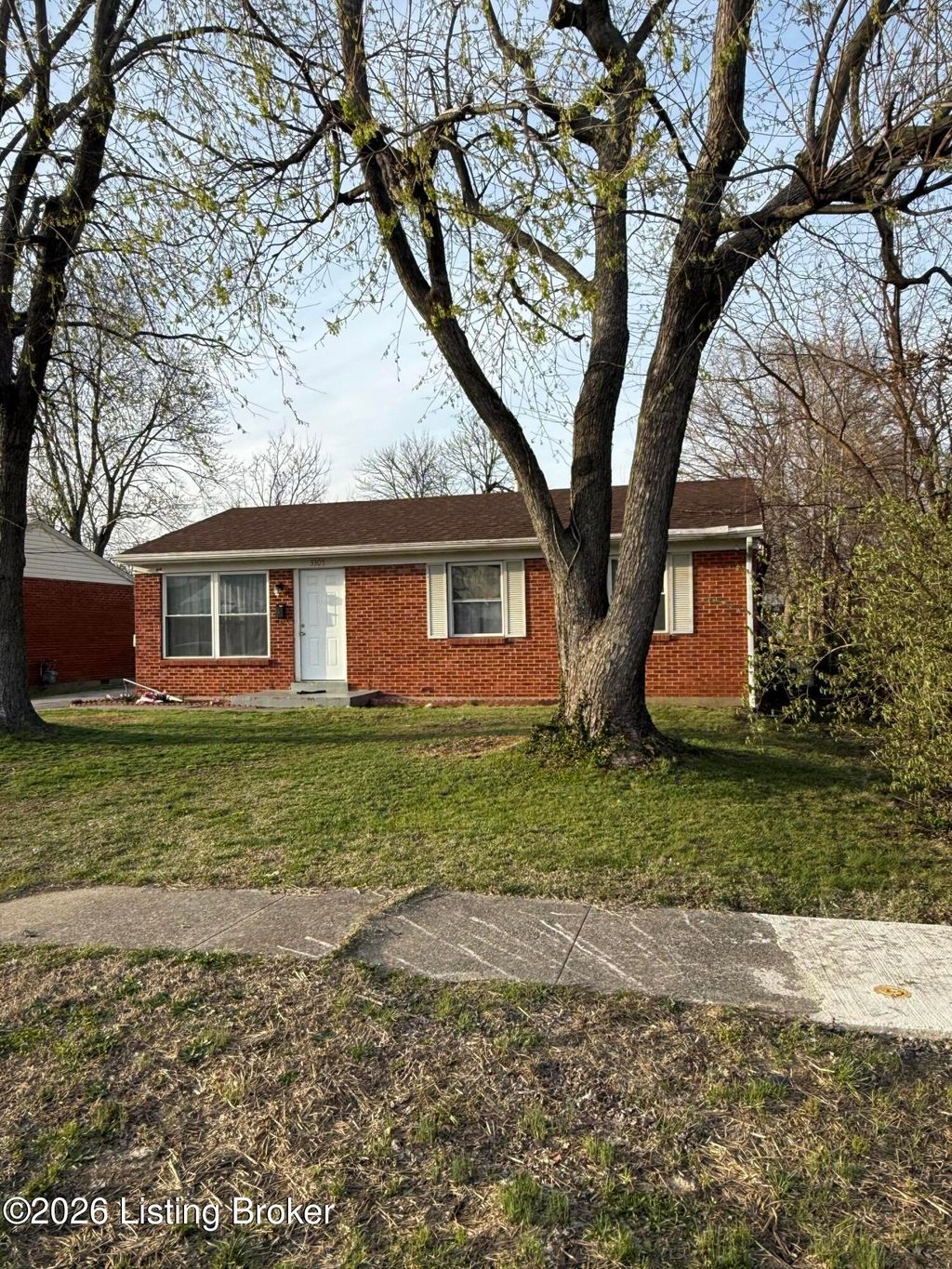 Photo of 3305 Chinquapin Ln, Louisville, KY 40219 (MLS # 1712086)