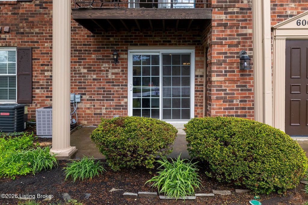 Photo of 602 Logsdon Ct, Douglass Hills, KY 40243 (MLS # 1713441)