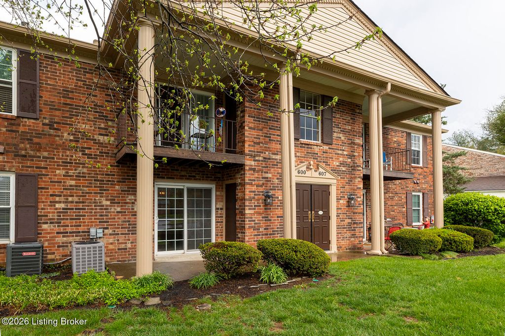 Photo of 602 Logsdon Ct, Douglass Hills, KY 40243 (MLS # 1713441)