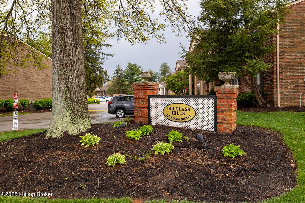 Photo of 602 Logsdon Ct, Douglass Hills, KY 40243 (MLS # 1713441)