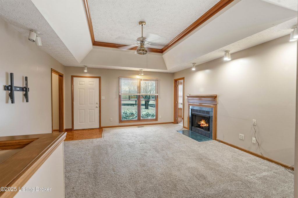 Photo of 529 Honeysuckle Rd, Shelbyville, KY 40065 (MLS # 1705001)