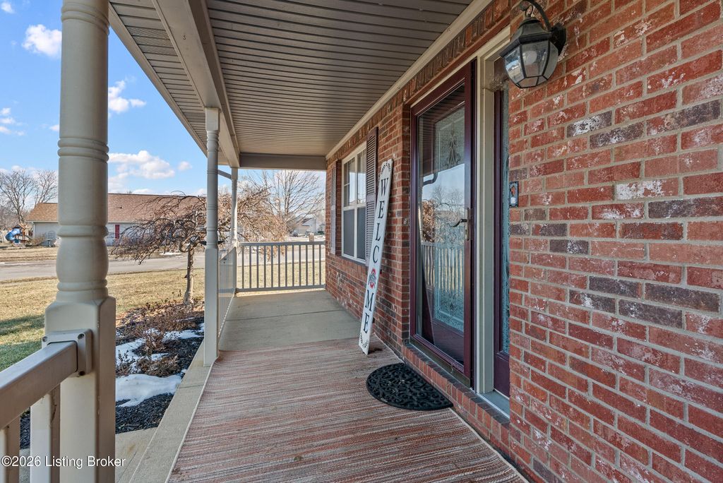 Photo of 2126 Kingsfield St, Jeffersonville, IN 47130 (MLS # 1709380)