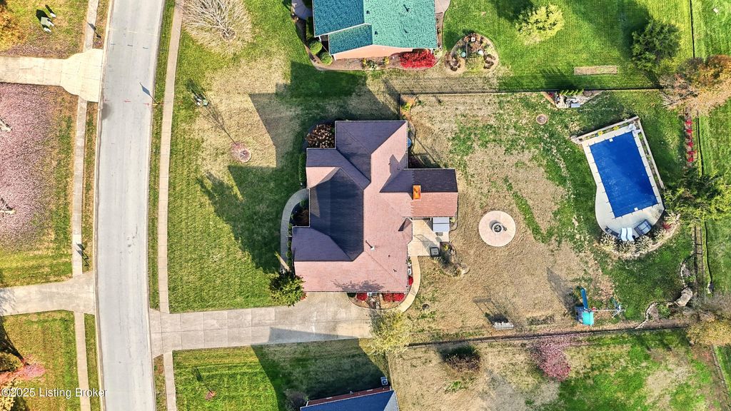 Photo of 328 Stoneyridge Wynde, Shepherdsville, KY 40165 (MLS # 1703604)