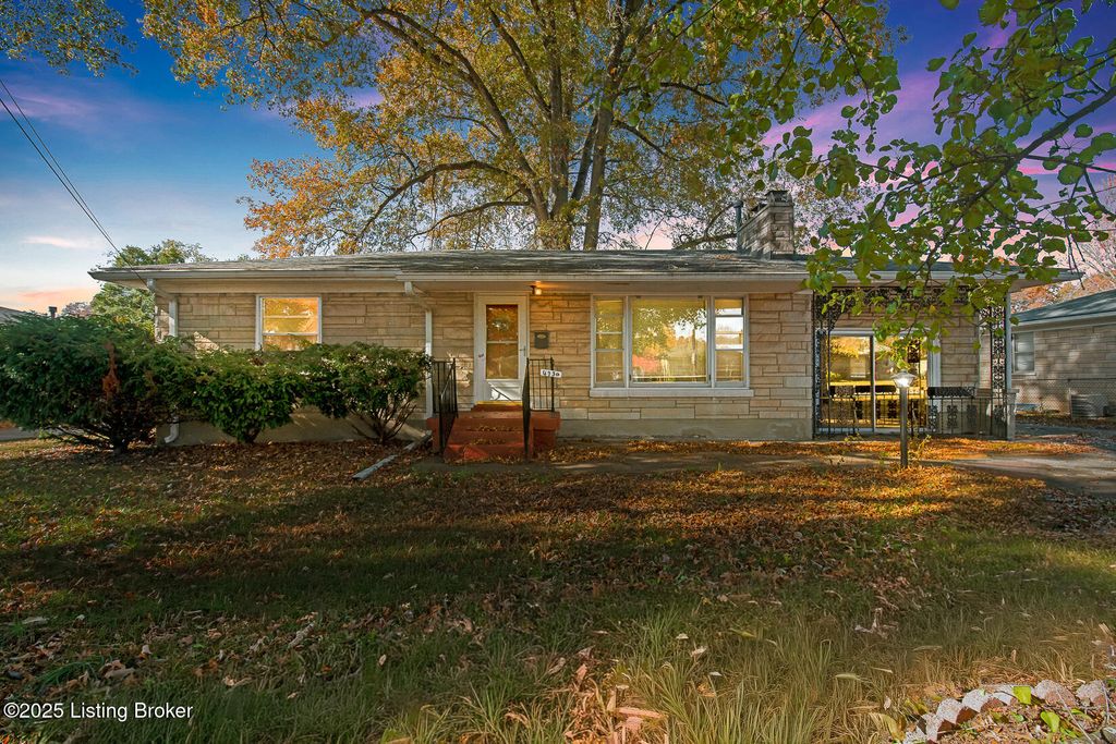 Photo of 4930 Fielding Way, Louisville, KY 40216 (MLS # 1706073)