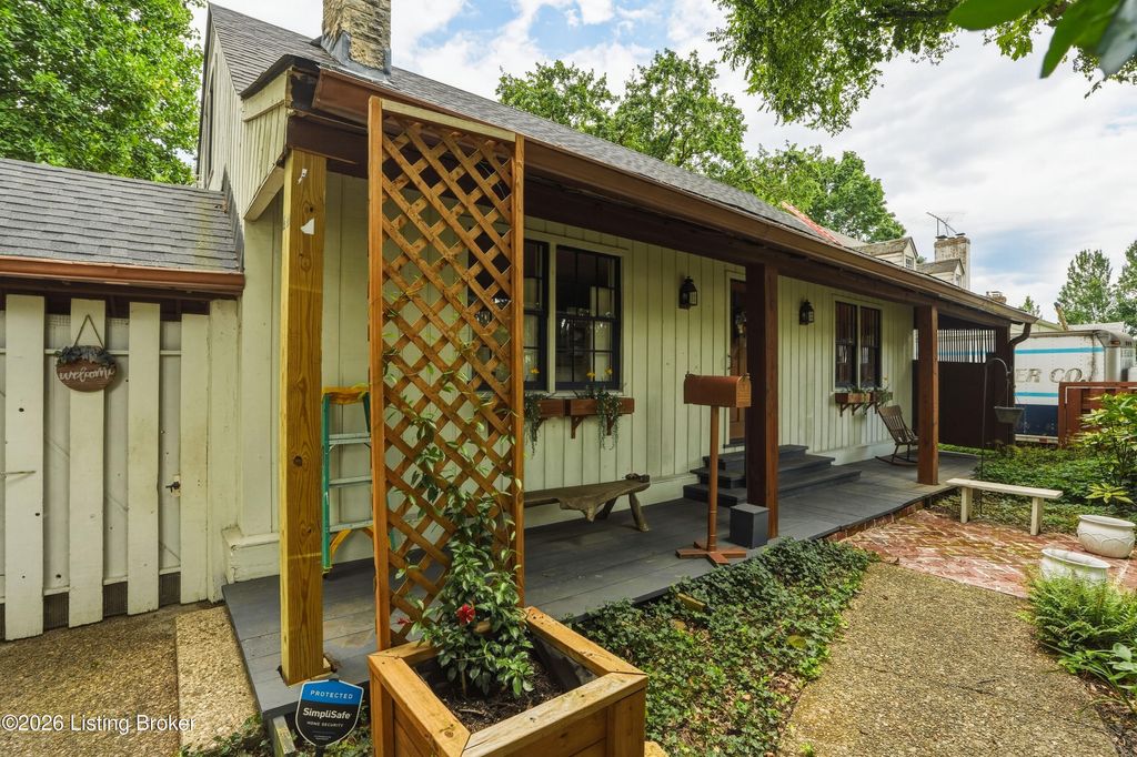 Photo of 119 N Hubbards Ln, Louisville, KY 40207 (MLS # 1723757)
