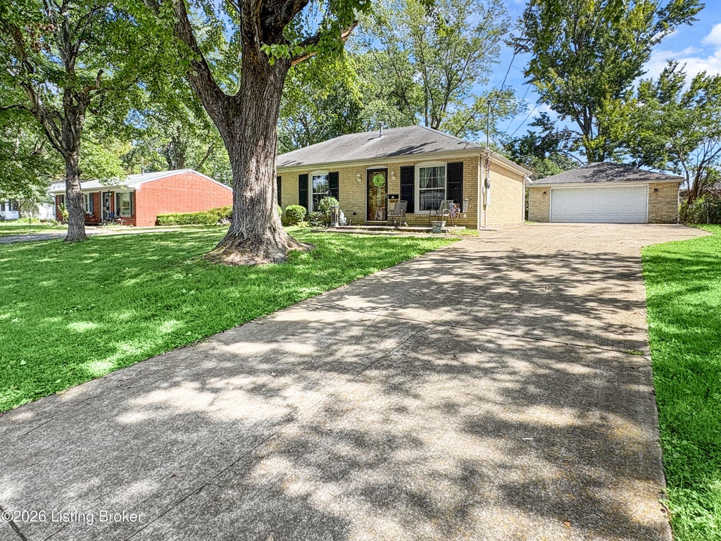 Photo of 10905 Golden Dr, Louisville, KY 40272 (MLS # 1729085)