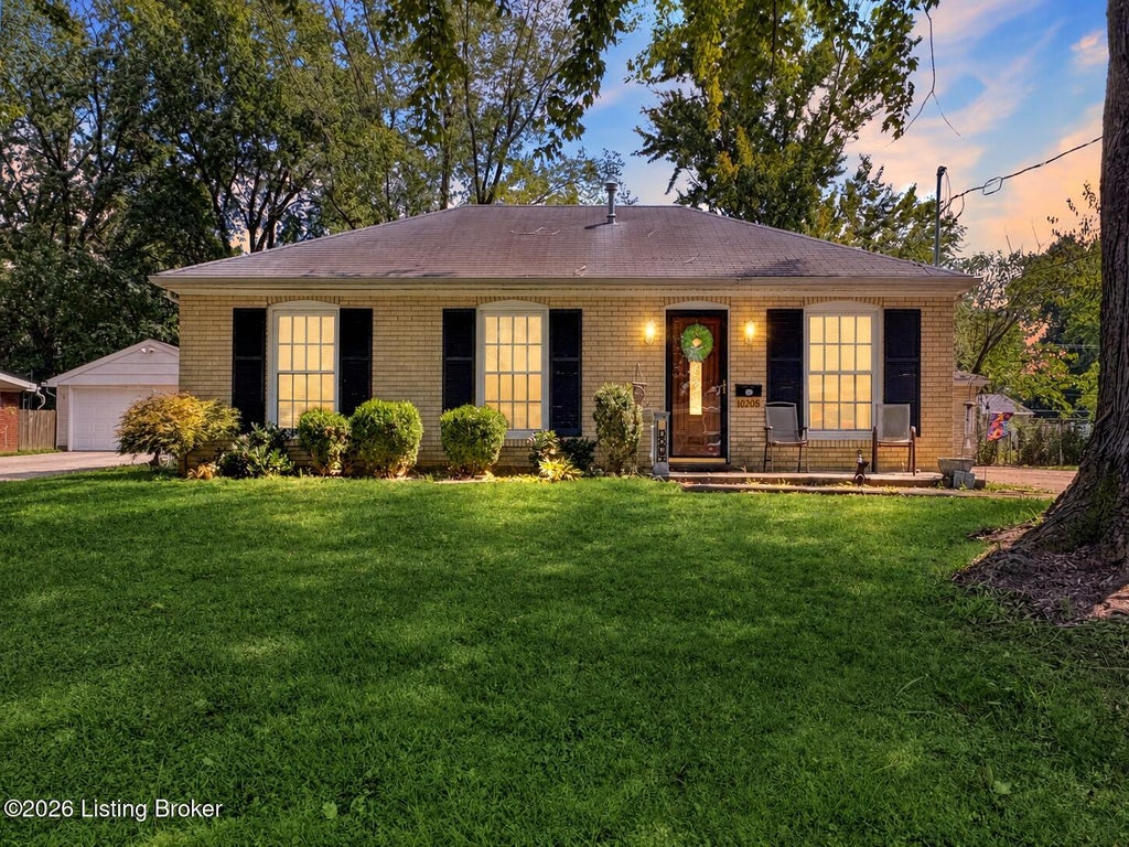 Photo of 10905 Golden Dr, Louisville, KY 40272 (MLS # 1729085)