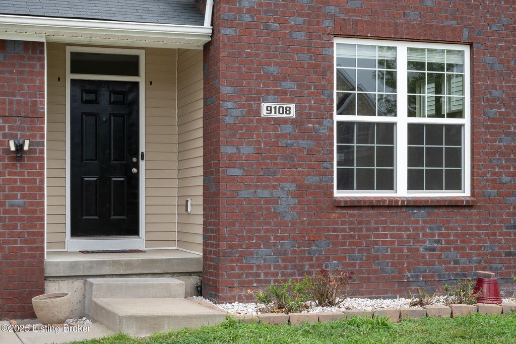 Photo of 9108 Tamarack Grove Ln, Louisville, KY 40291 (MLS # 1715750)
