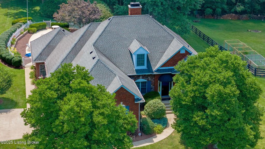 Photo of 1900 Grand Villa Dr, La Grange, KY 40031 (MLS # 1689753)