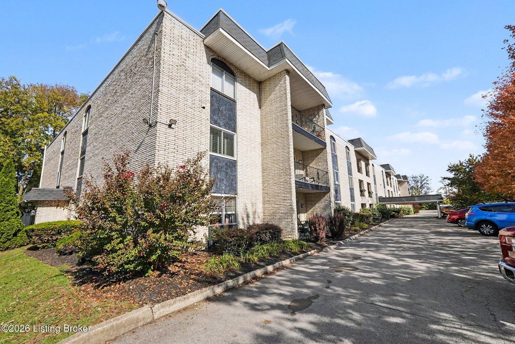 Photo of 4875 Sherburn Ln #UNIT 3P, Louisville, KY 40207 (MLS # 1733336)